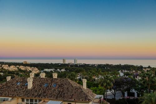 Apartment, with large private terrace and panoramic sea views, in Elviria Hills, Marbella