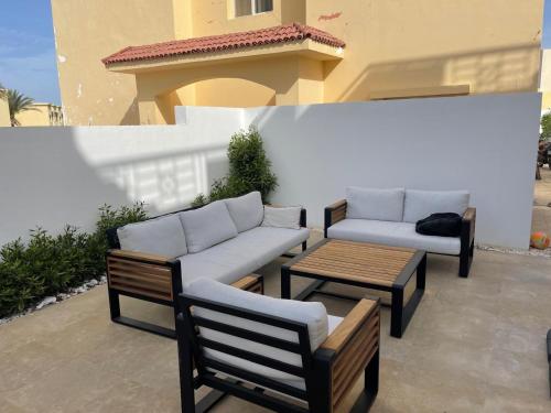 Ruang duduk di Luxury Beach Villa With Private Pool