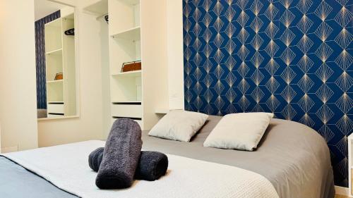 une chambre avec deux lits avec des serviettes dessus dans l'établissement La Parenthèse Moderne - Parking - Wifi, à Troyes