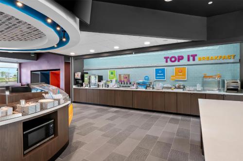 a top it fast food restaurant with a top it counter at Tru By Hilton Wauseon in Wauseon