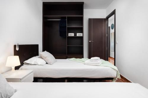 Ένα ή περισσότερα κρεβάτια σε δωμάτιο στο Palmeras Benalmadena by Alfresco Stays