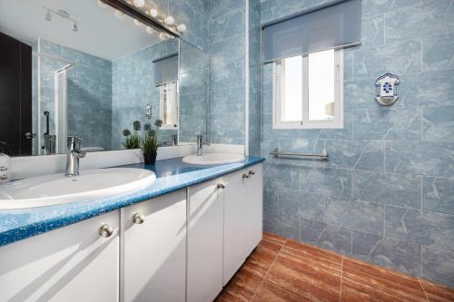 Ένα μπάνιο στο Palmeras Benalmadena by Alfresco Stays