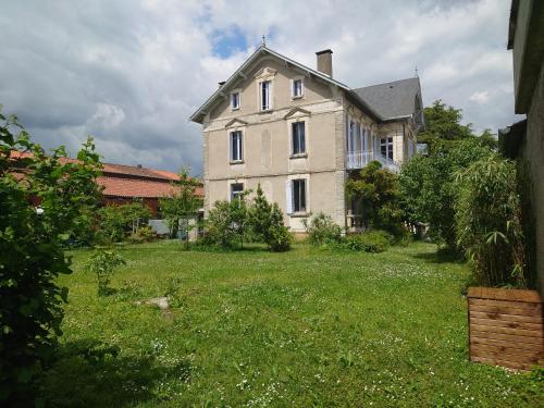 une grande maison avec une grande cour en face dans l'établissement Villa Margalideto, à Saint-Gaudens