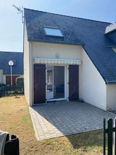 une maison avec un garage doté d'une grande porte dans l'établissement Maison à 100m de la mer, à Piriac-sur-Mer