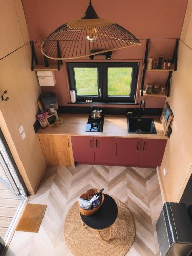 - une vue de tête sur une cuisine dans une petite maison dans l'établissement La Tiny House de l'Ouchette, à Brégy