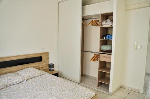 - une chambre avec un lit et un placard dans l'établissement Bas de Villa Vallon des Signes, à La Seyne-sur-Mer