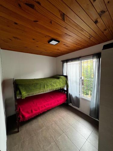 a small room with a bed with a window at Tu hogar para vacacionar in Mar del Plata