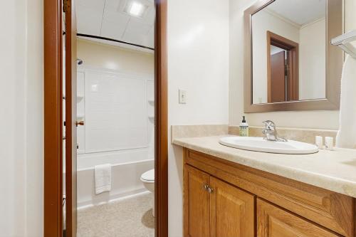 Ένα μπάνιο στο Riverbank Connecting Motel Rooms 4 & 6