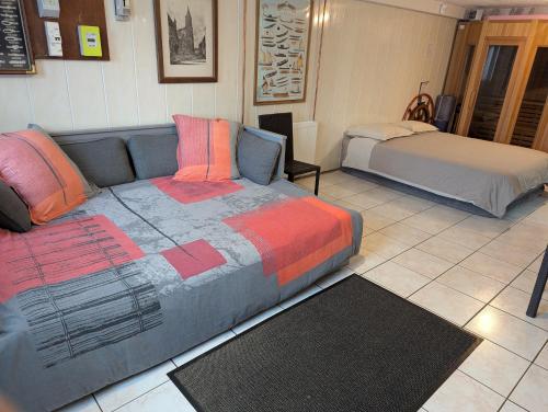 une chambre avec deux lits et un canapé dans l'établissement LE CEDRE BLEU, à Saint-Michel-sur-Meurthe