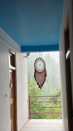 a chandelier hanging from a ceiling in a room at Solo ki Duniya, near Jhalori Pass, Jibhi, Shoja in Jibhi