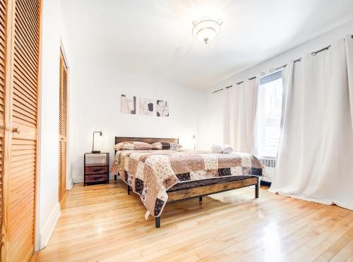 Postel nebo postele na pokoji v ubytování Amazing 4-Bedrooms in Homa Montreal 20