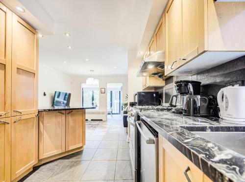 Kuchyň nebo kuchyňský kout v ubytování Amazing 4-Bedrooms in Homa Montreal 20