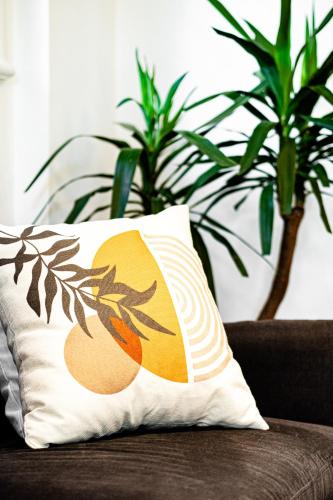 Posezení v ubytování Amazing 4-Bedrooms in Homa Montreal 20