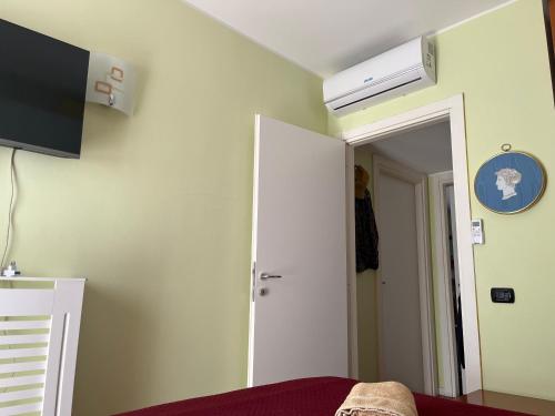 TV a/nebo společenská místnost v ubytování CAMERA SINGOLA, POLITECNICO MILANO BOVISA