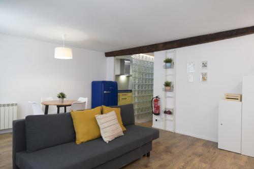 a living room with a couch and a table at Apartamento Dormitalería in Pamplona