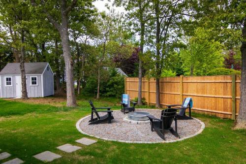Taman di luar Walk to Beach Spacious Home and Private Backyard
