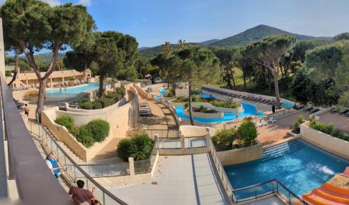 - une vue sur un parc aquatique avec un toboggan dans l'établissement Mobil-home 8 pers CAMPING TIKAYAN LES CIGALES AU MUY, au Muy