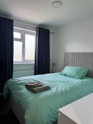 a bedroom with a bed with a blanket on it at 6 Coleridge Crescent in Leverstock Green