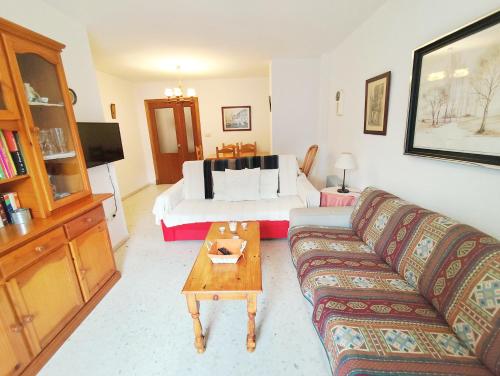 salon z kanapą i łóżkiem w obiekcie Top Rota Playa La Costilla Costa de la Luz w mieście Rota