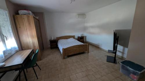 une chambre avec un lit, un bureau et une table dans l'établissement villa spacieuse avec terrasses et équipements prémium, à Bompas