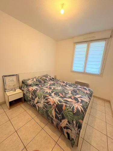 une chambre avec un lit et une fenêtre dans l'établissement Appart calme sur Metz Terrasse, Piscine, Parking, à La Celle-sous-Gouzon