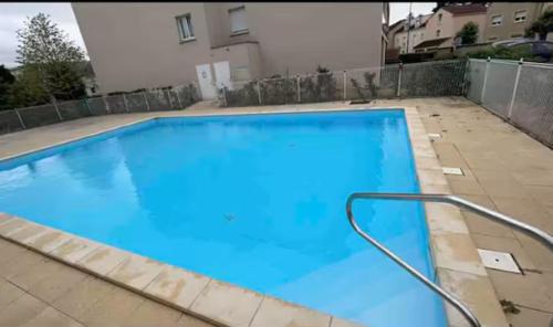 une grande piscine bleue avec un tuyau dans l'établissement Appart calme sur Metz Terrasse, Piscine, Parking, à La Celle-sous-Gouzon