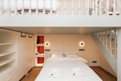 - une chambre avec un lit sous un escalier dans l'établissement RARE-Superbe appt Suquet, jardin,6p,200m Croisette, à Cannes