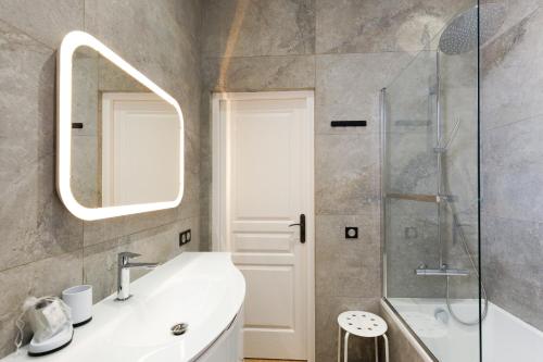 une salle de bain avec un lavabo, un miroir et une douche dans l'établissement RARE-Superbe appt Suquet, jardin,6p,200m Croisette, à Cannes