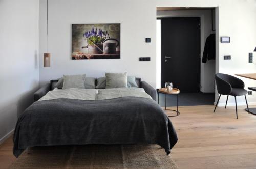 Postel nebo postele na pokoji v ubytování DIE NEUN - Loft, Garten, Lieblingsort