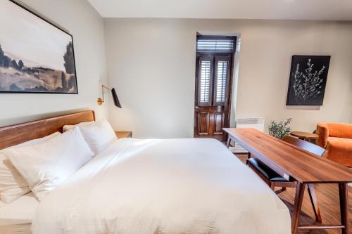 Giường trong phòng chung tại Self Check-In Boutique Hotel - Quartier latin - Room 301
