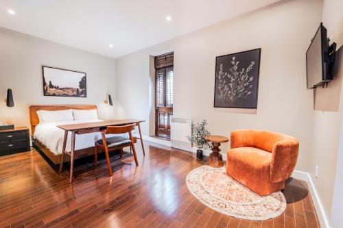 a bedroom with a bed and a desk and a chair at Self Check-In Boutique Hotel - Quartier latin - Room 301 in Montréal