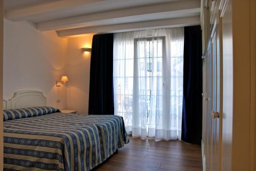 Tempat tidur dalam kamar di Hotel La Goletta