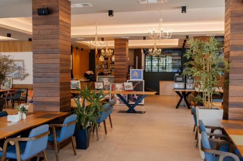Un restaurante o sitio para comer en Lago Hotel