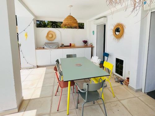 Photo de la galerie de l'établissement La Villa Blanche à Nice avec piscine et vue mer, à Nice