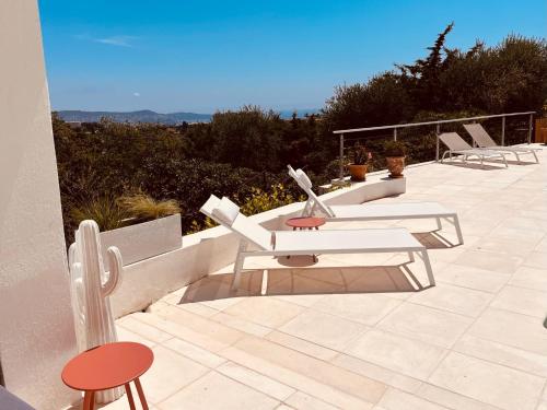 Photo de la galerie de l'établissement La Villa Blanche à Nice avec piscine et vue mer, à Nice