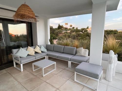 Photo de la galerie de l'établissement La Villa Blanche à Nice avec piscine et vue mer, à Nice
