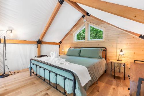 Postel nebo postele na pokoji v ubytování Cedar Creek - Glamping in the Ozarks
