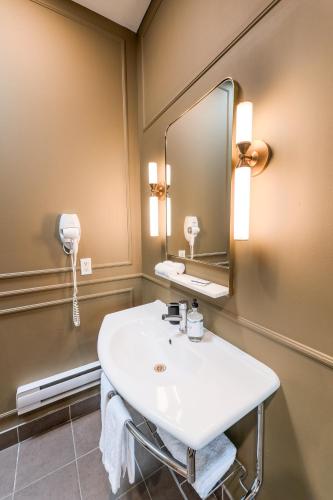 a bathroom with a sink and a mirror at Self Check-In Boutique Hotel - Quartier latin - Room 302 in Montreal
