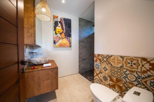 a bathroom with a sink and a toilet in a room at Villa Seremi in Bedahulu