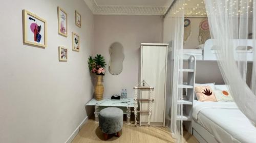 ein kleines Schlafzimmer mit einem Etagenbett und einem Schreibtisch in der Unterkunft Nira Nordic Rooms in Seturan