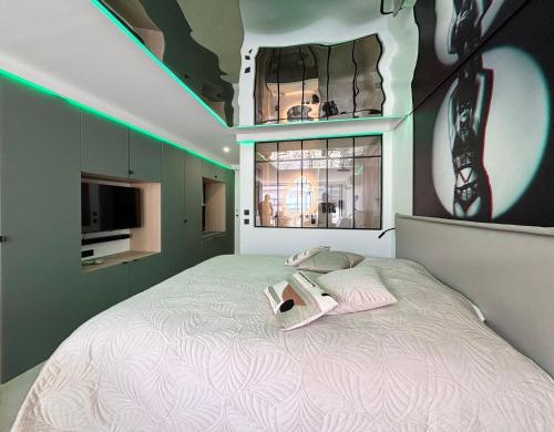 - une chambre dotée d'un grand lit avec deux chaussures dans l'établissement Duchesse Luxe Cap - Naturiste, au Cap d'Agde