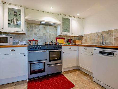 Η κουζίνα ή μικρή κουζίνα στο 4 bed in Acton 76659
