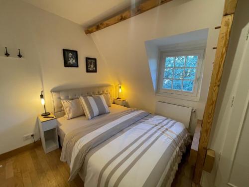 une chambre avec un grand lit et une fenêtre dans l'établissement villa in love, à Trouville-sur-Mer