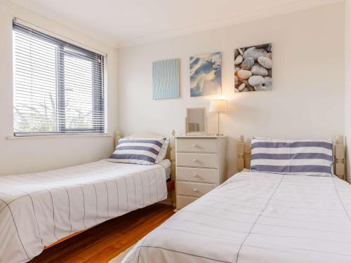 Ένα ή περισσότερα κρεβάτια σε δωμάτιο στο 2 Bed in Mullion Cove 52468