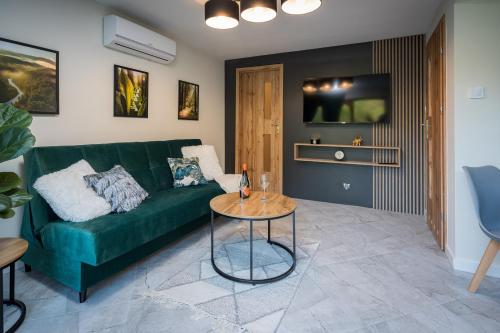 Χώρος καθιστικού στο Domek Apartament w Skarpie Łutynowo