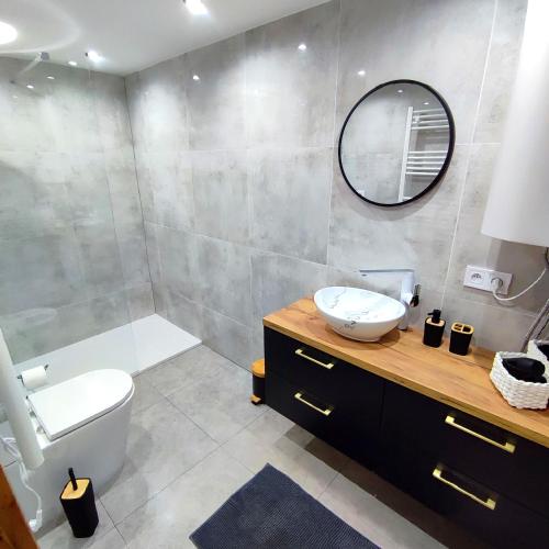 Ένα μπάνιο στο Domek Apartament w Skarpie Łutynowo