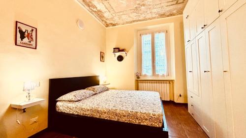 una camera da letto con un letto e un soffitto di Casa Torino Lingotto, fiere, metro, Inalpi Arena,Centro Congressi, Ospedale, Politecnico a Torino