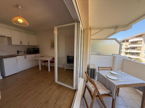 une cuisine et une salle à manger avec une table et des chaises dans l'établissement Chez Léon, à Hyères
