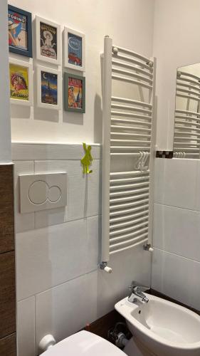a white bathroom with a toilet and a sink at Casa Torino Lingotto centro fiere, metro, Inalpi Arena,Centro Congressi, Ospedale Molinette, Politecnico in Turin