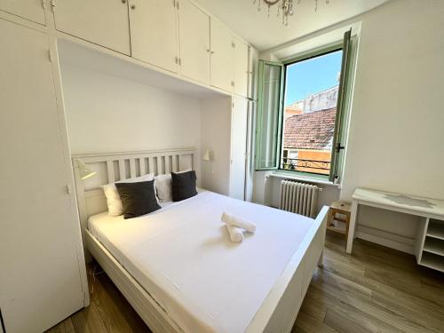 une chambre avec un grand lit blanc avec une fenêtre dans l'établissement CC OT L atelier du Collet OLD Town Promenade des anglais, à Nice
